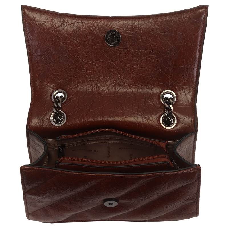 Interior da bolsa feminina café aberta mostrando bolso com zíper e forro em tecido sintético